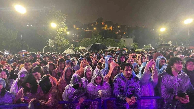 Üniversiteliler yağmura rağmen Pilli Bebek konseriyle coştu
