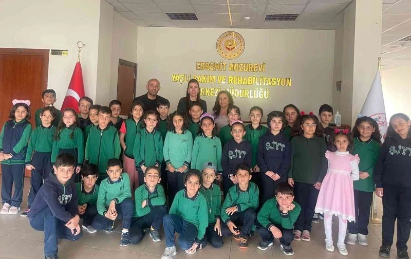 Minik öğrenciler huzurevi sakinleriyle bir araya geldi
