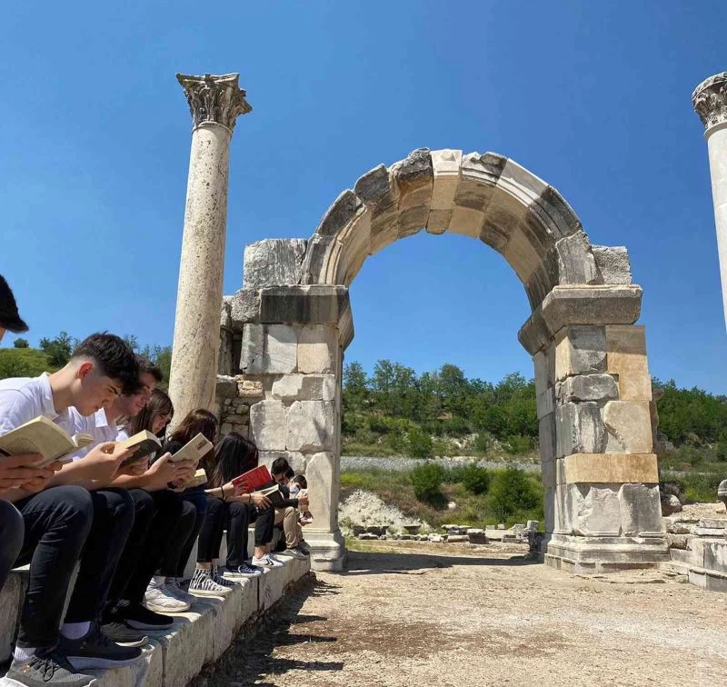 Antik kentte hem okudular, hem söylediler
