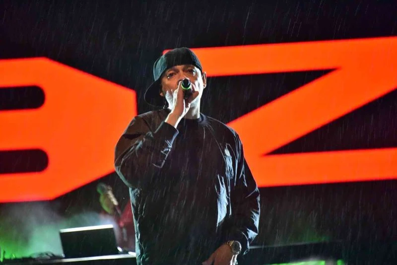 Binlerce kişi yağmura aldırış etmeden Ceza konserini dinledi
