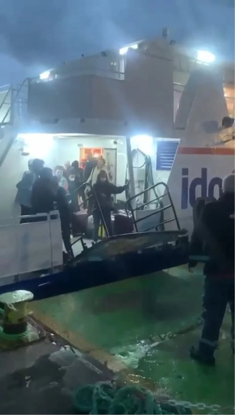 Feribotta can pazarı: Metrelerce yükselen dalgalarda zor anlar kameralara yansıdı
