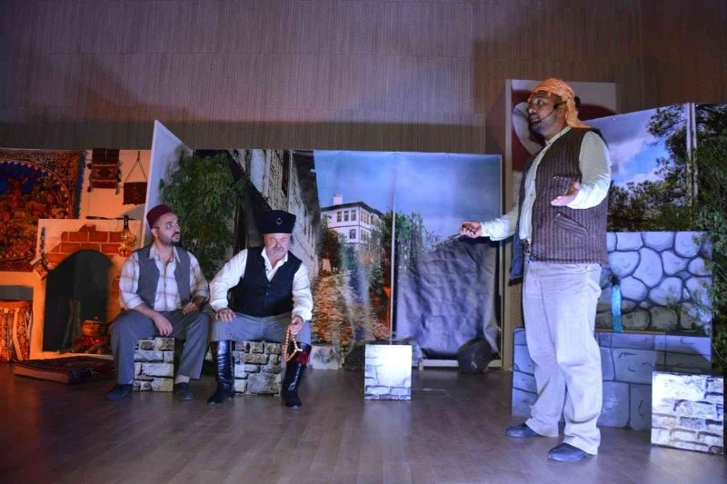 ’Asker Makbule’ oyunu ayakta alkışlandı
