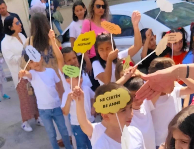 Minik öğrencilerden bayram korteji
