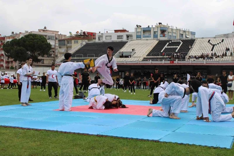 Aydın’da gençlerin gösterileri ayakta alkışlandı
