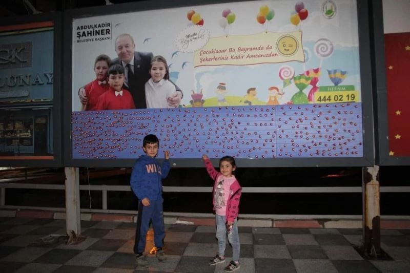 Bu bayramda miniklerin şekerleri başkan amcalarından
