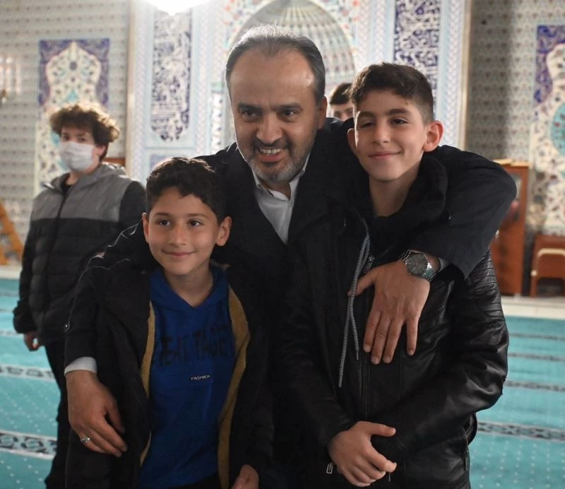 Alinur Aktaş 72 farklı ülkeden 350 öğrenciyle bayramlaştıktan sonra kahvaltı yaptı
