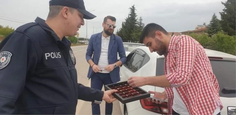Trafik polislerinden ‘bayram şekerli’ denetim
