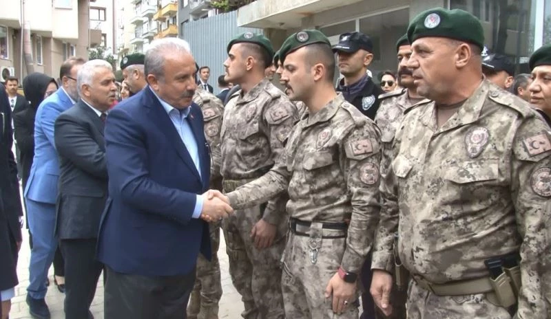 TBMM Başkanı Şentop, polislerle bayramlaştı
