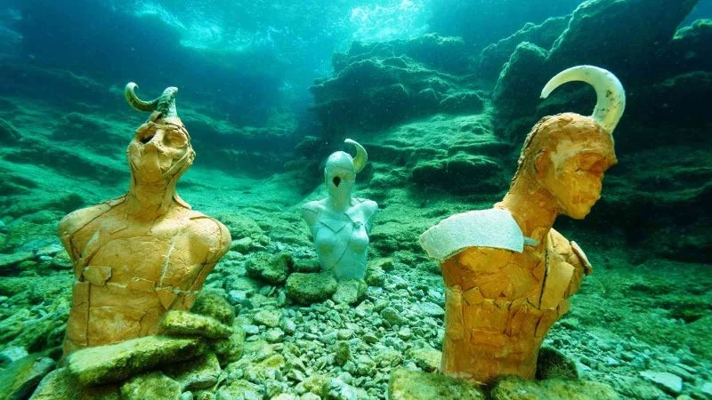 Bu sergiyi gezmek için denizin 15 metre dibine dalmak gerekiyor
