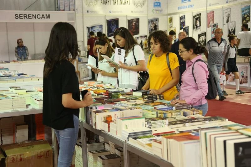 Ünlü yazarlar okurlarıyla buluşuyor
