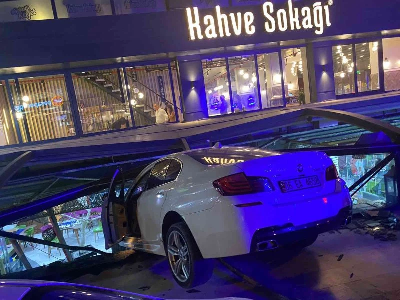 Mardin’de vites değiştirmeyi unutan sürücü gaza basınca arabası ile kafeye daldı
