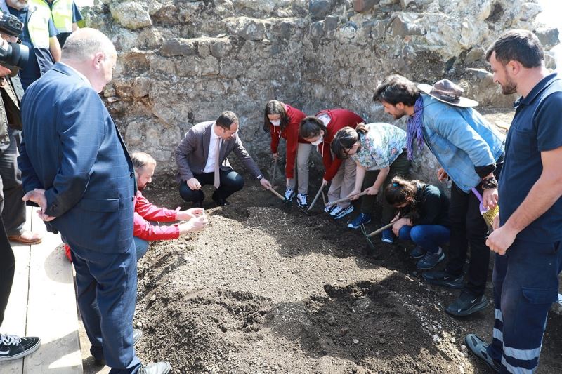 Ortaokul öğrencileri tarihi bin 100’lü yıllara dayanan Akçakale Kalesi’nde kazı yaptı
