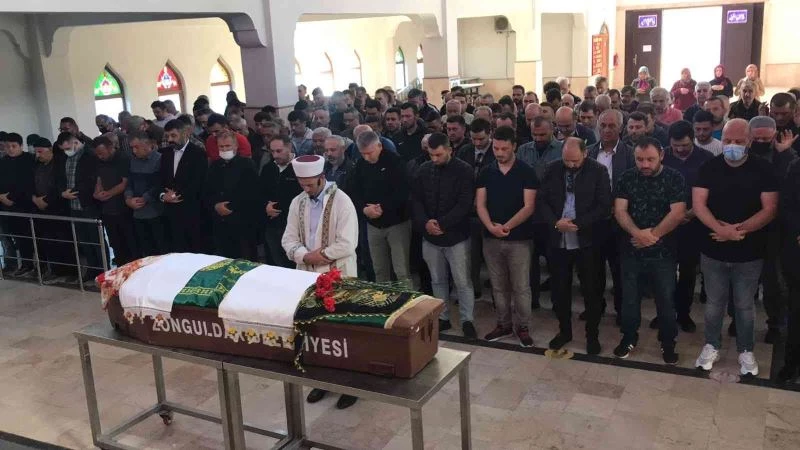 Kanserden ölen Güller öğretmen gözyaşlarıyla uğurlandı
