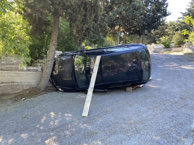 Eyüpsultan’da mezarlıkta el freni çekilmeden bırakılan otomobil ağaca çarptı
