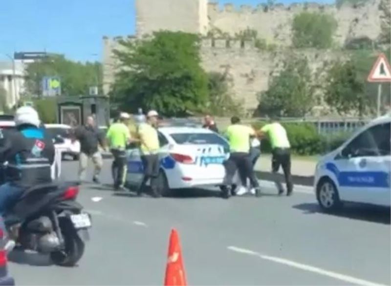 Fatih’te kavga eden sürücüleri trafik polisleri zor ayırdı
