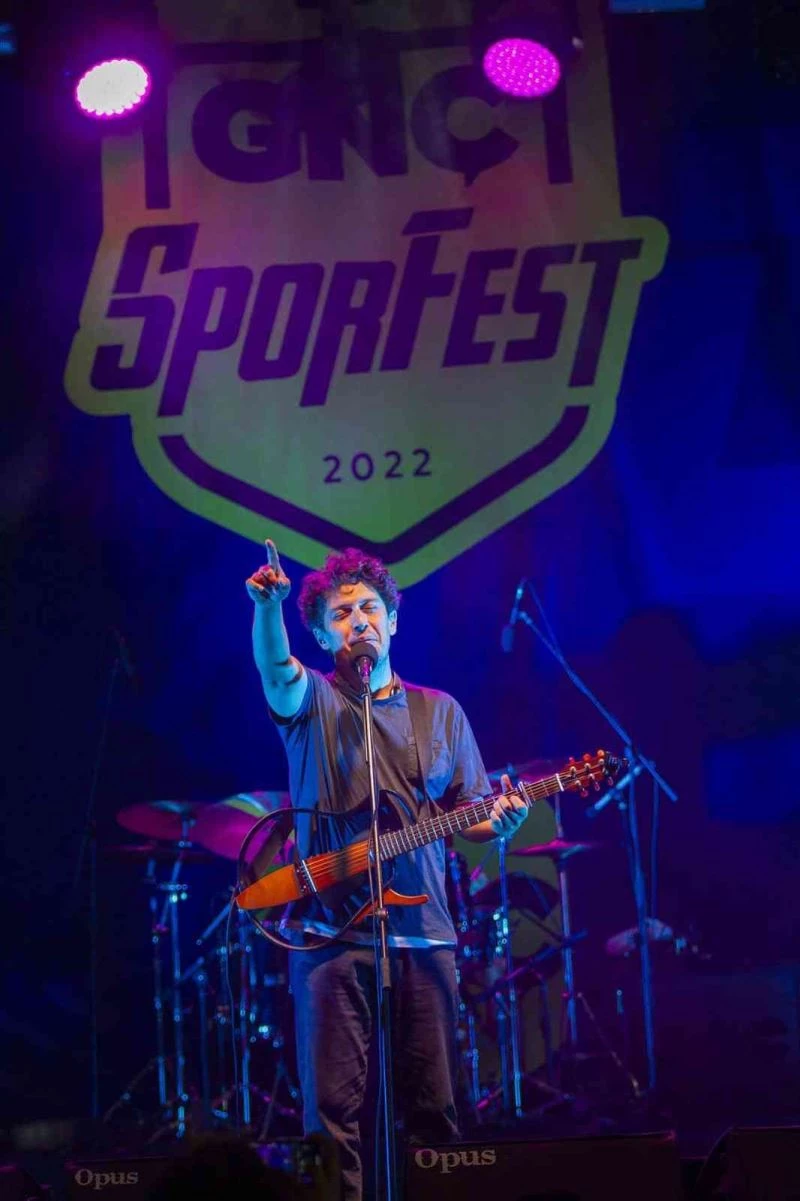 Pinhani İzmir’de gençlere konser verdi
