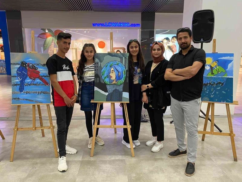 Doğa kirliliğine dikkat çekti, atık malzemelerden sanat ortaya çıkardı
