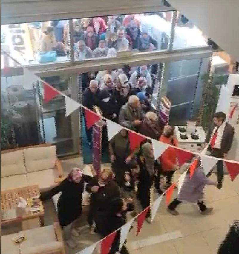 Başkentte açılış yapan mağazada indirim izdihamı
