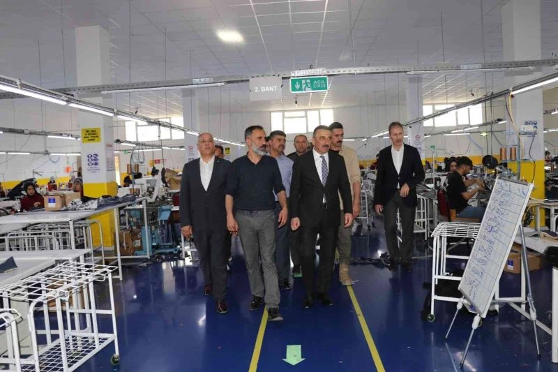 Siirt Valisi Hacıbektaşoğlu, OSB’de yatırımcılarla görüştü
