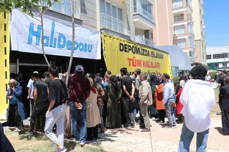 Ucuza halıyı duyanlar mağazaya koştu
