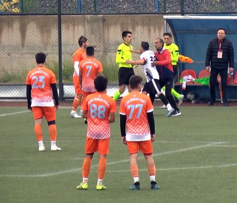 Futbolcu hakeme saldırdı maç tatil edildi
