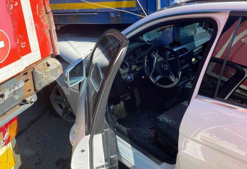 Samsun’da otomobil tırın dorsesine çarptı: 2 yaralı
