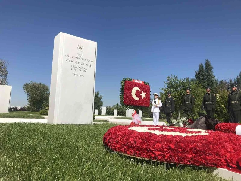 Eski Cumhurbaşkanı Cevdet Sunay, ölüm yıl dönümünde mezarı başında anıldı
