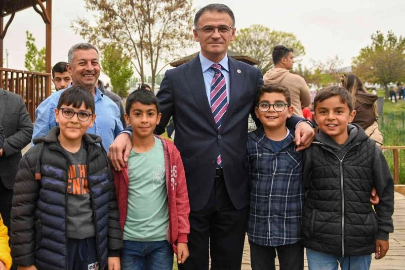 Van Valisi Dr. Ozan Balcı, uçan balıkların göçünü izledi
