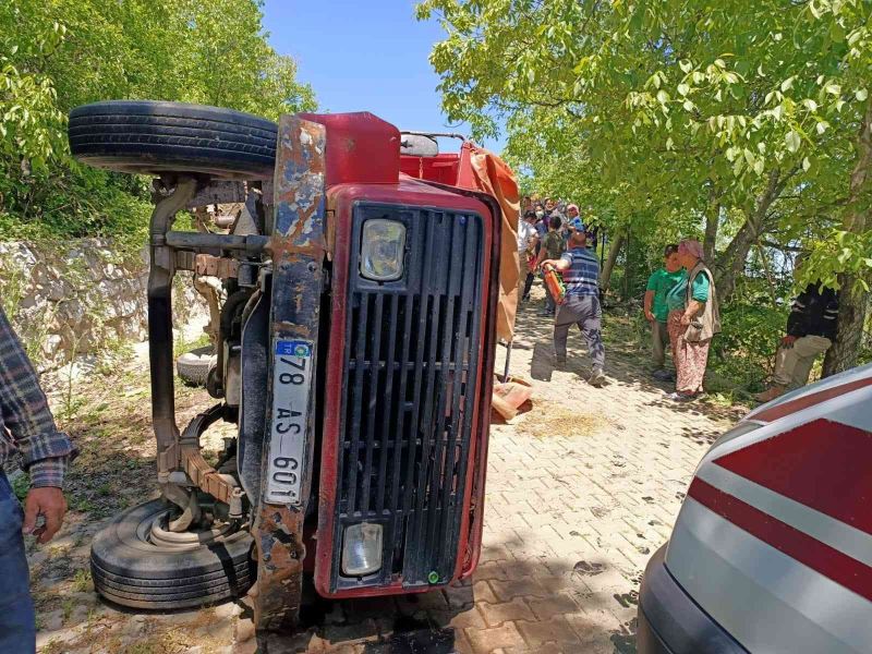 Frenleri boşalan kamyonet devrildi: 6 yaralı
