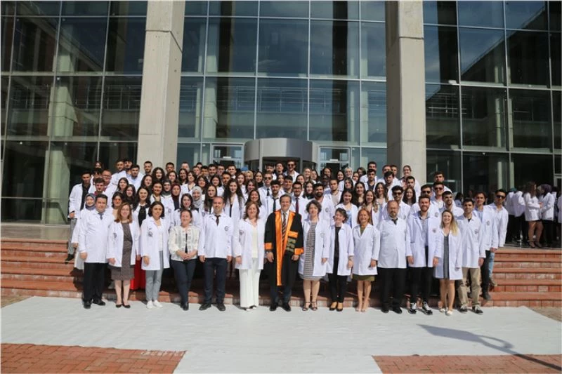 Genç eczacı adayları önlüklerini giydiler
