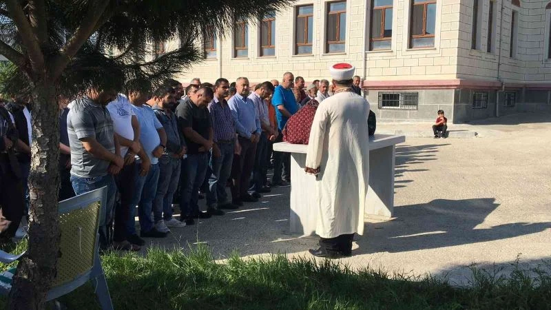 Annesinin öldürdüğü minik Ela’ya acı veda
