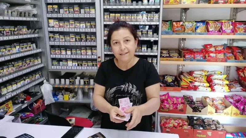Acemi tırnakçılar sert kayaya çarptı, 200 TL bırakıp marketi terk ettiler
