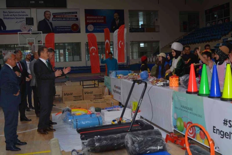 Vali Akbıyık’tan özel eğitimli okullara spor malzemesi dağıtımı
