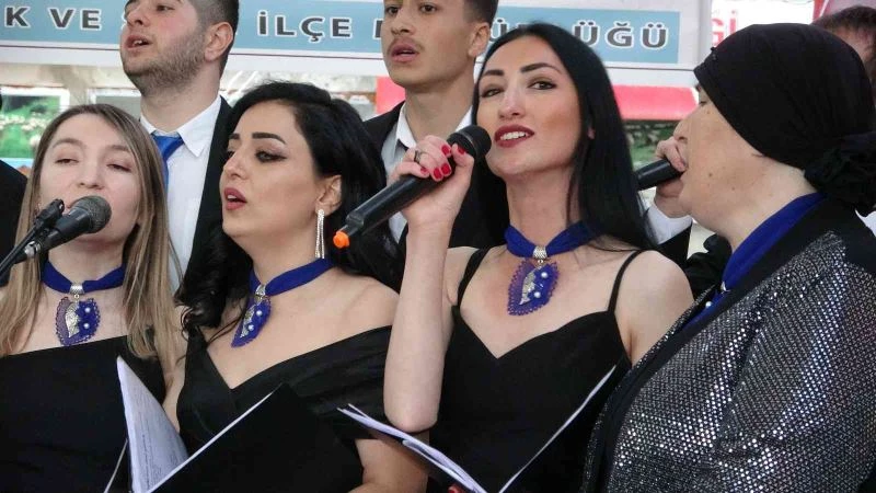 Farklı meslek gruplarından oluşan koroya yoğun ilgi
