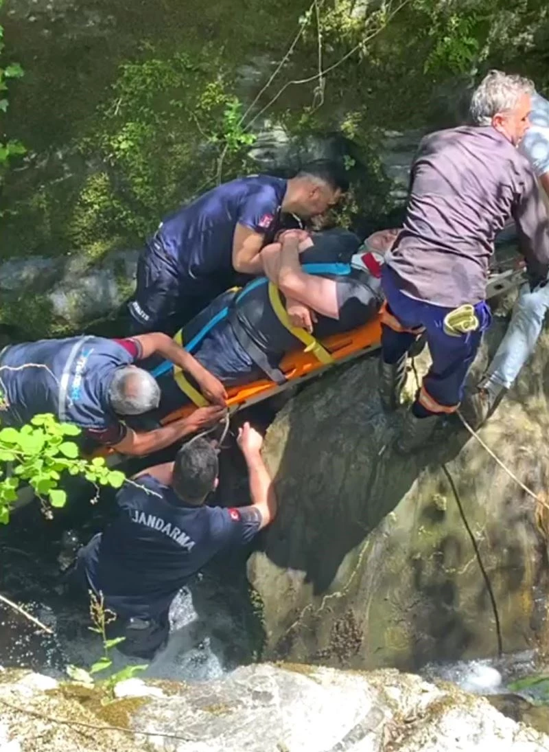 Manisa’da dengesini kaybeden çiftçi dereye düştü
