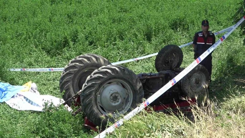 Virajı alamayan traktördeki 2 çiftçi hayatını kaybetti
