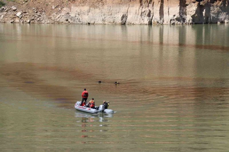 25 gündür su altında aramalar sürüyor
