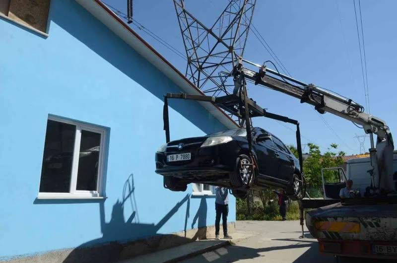 Otomobilini evin önüne park ederek yıkımı engellemek istedi
