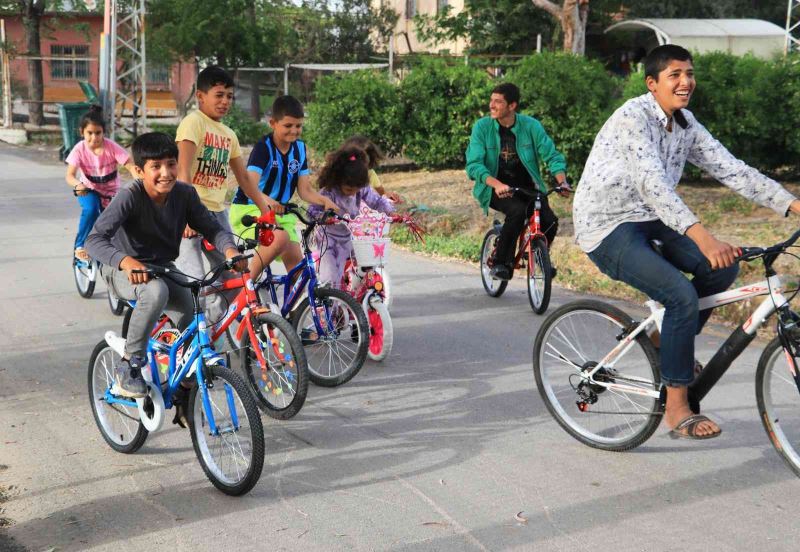 Çocukluk hayalini gerçekleştirdi: 150 çocuğa bisiklet dağıttı
