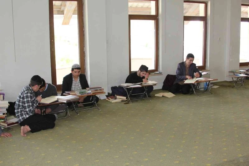 Tarihi medresede 160 yıldır alim yetiştiriliyor
