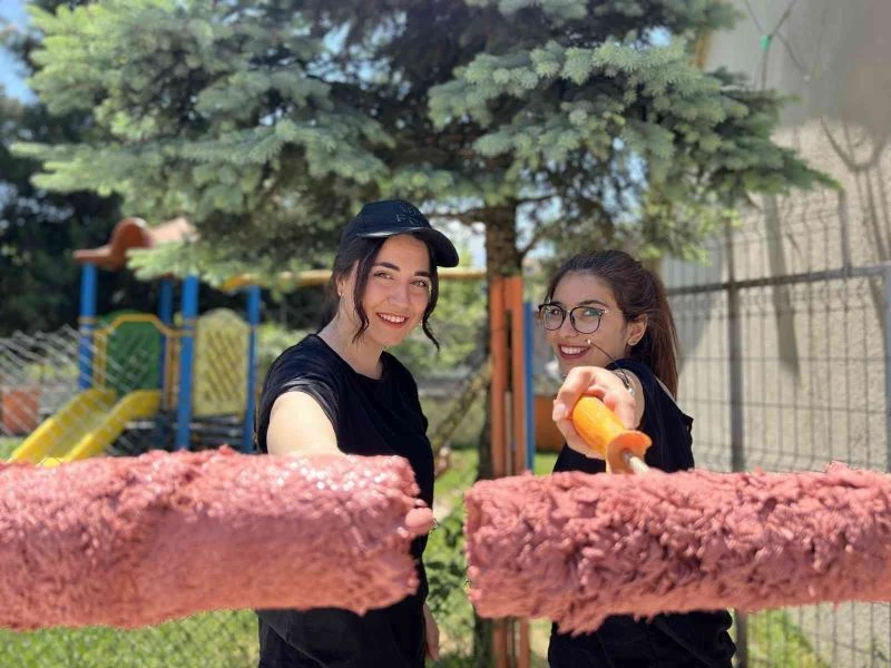 Burslarından ayırdıkları bütçeyle köy okulunu yenilediler
