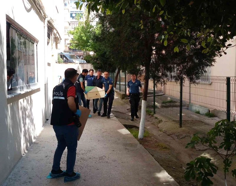 Evinin balkonunda ölü bulundu
