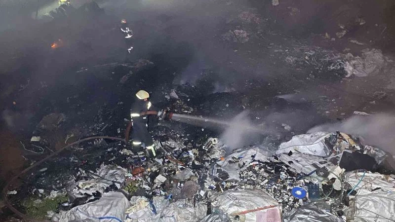 Palet deposu alev alev yandı
