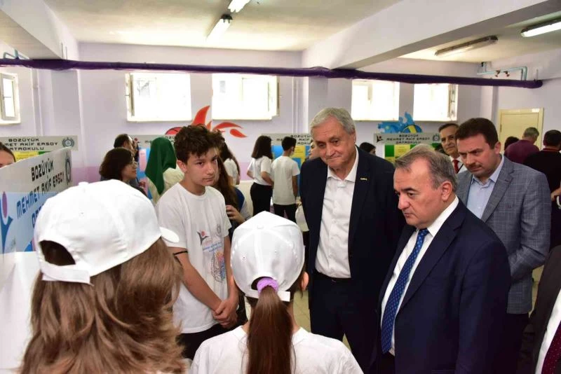 Mehmet Akif Ersoy Ortaokulu 4006 Bilim Fuarı açıldı
