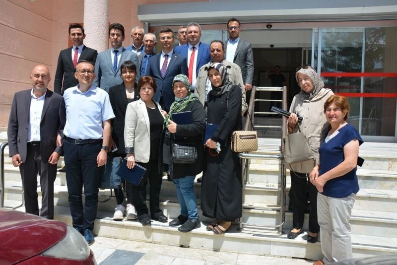 Emekliliğe ayrılan personeller plaketle uğurlandı
