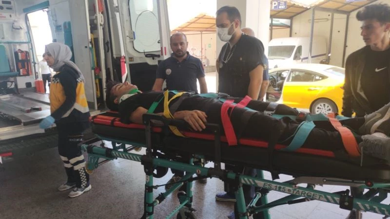 Liseli gençler otomobilin altında kalıp yaralandı
