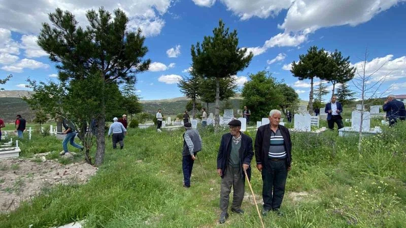Köylüler mezarlık ve merada sondaj nöbetine başladı
