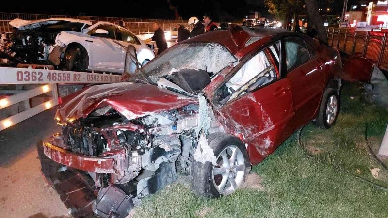 Önce çarpıştılar, sonra ağaçlara çarptılar: 5 yaralı
