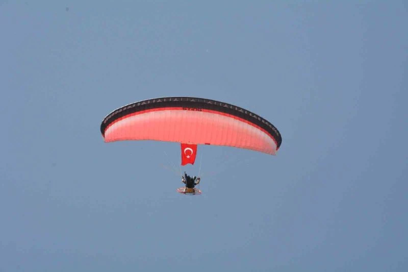Bilecik’te düzenlenen Bilim Şenliği’nde insansız hava aracı ve paramotor gösterisi nefes kesti

