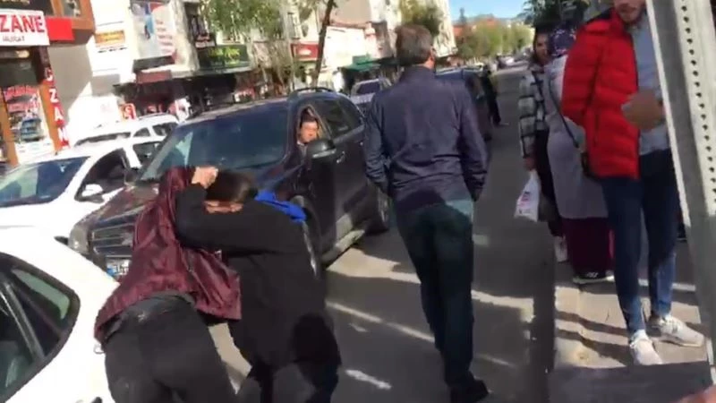 Kars’ta liseli kızların kavgası kamerada
